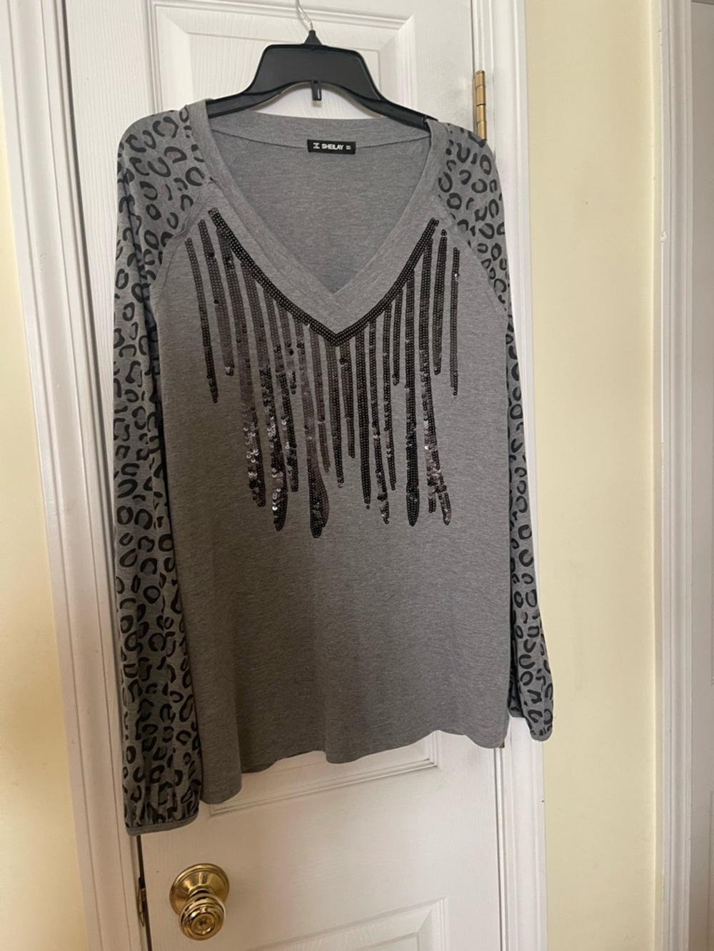 Ladies top in T-shirt material with gorgeous sequined design